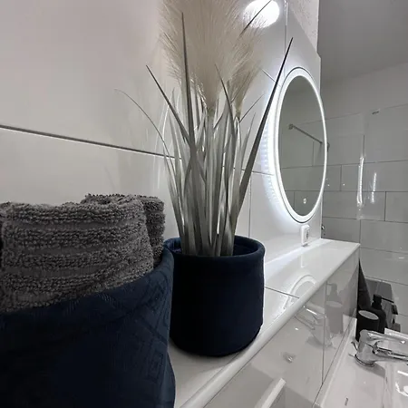 Apartment 45 - Moderne 2 Zimmer-wohnung Ruhige Lage Nahe Zentrum Und Bahnhof Mit Küche, Wlan Und Komfort *